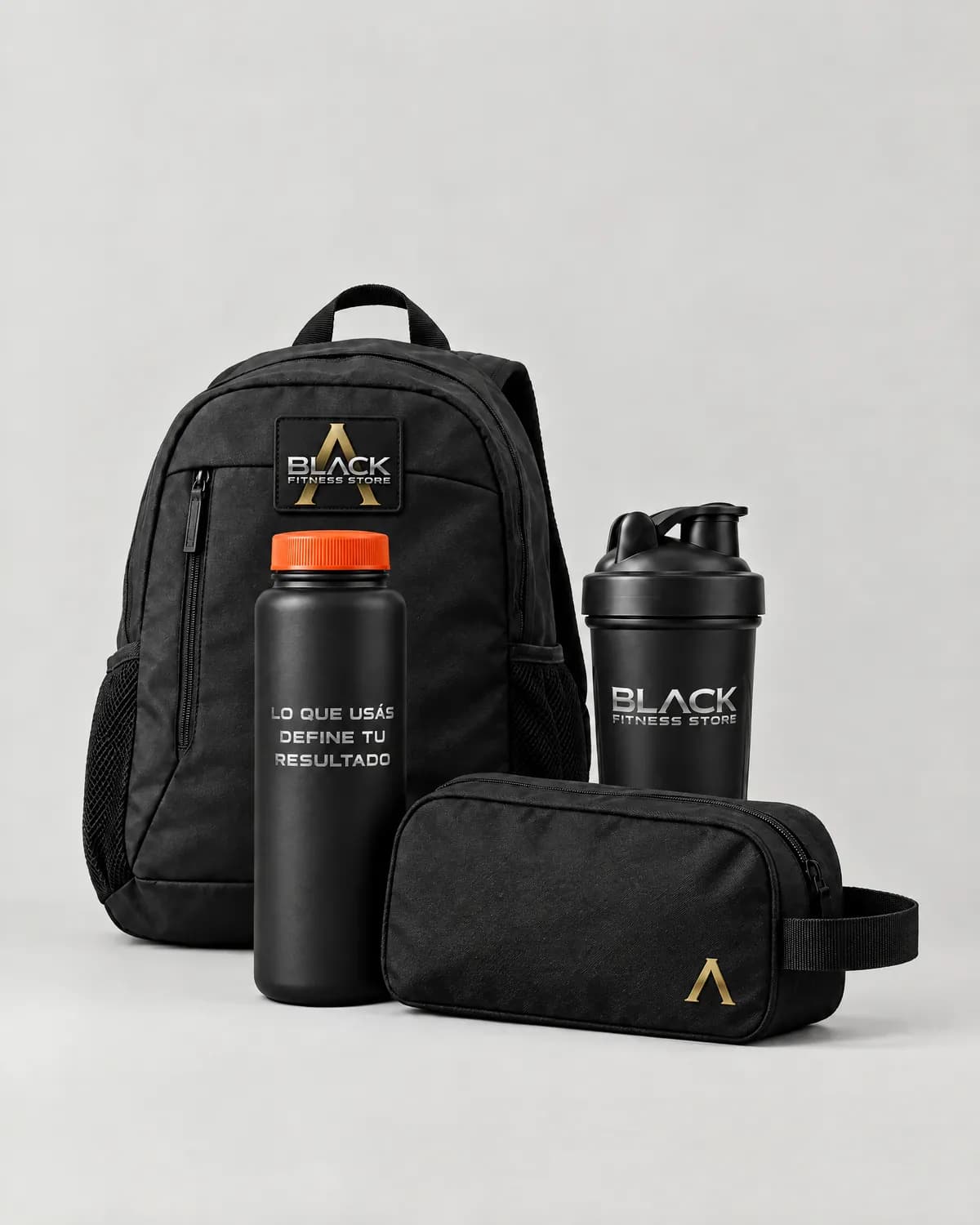 Mochila, neceser, botella y shaker negros de Black Fitness Store; la botella dice Lo que usás define tu resultado